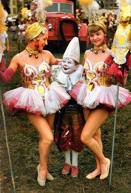 Vibrant, glistening costumes adore these 1950s circus performers (don't you just love the ladies' towering turban hats?). Vintage Circus Costume, Vintage Circus Photos, Cirque Vintage, Book Of Circus, Circus Performers, Circus Costume, Circus Art, Pantomime, Vintage Carnival