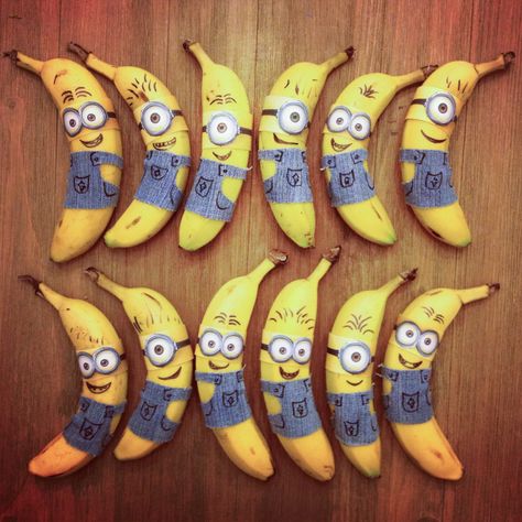 Minion decorated whole bananas for toddler party! (Fun healthy snacks) -by Aidan & Mommy. Fun Healthy Snacks, Minion Party Decorations, Banana Party, Diy Minions, Despicable Me Party, Minions Birthday, Happy Birthday Minions, Banana Splits, Minion Banana