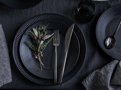 TRNK Dinner Plate | Any food would look all the more enticing atop this stark canvas of matte black dinnerware. Black Dinnerware, Masculine Design, Black Food, Keramik Design, Porcelain Dinnerware, Home Upgrades, Black Plates, Black Kitchens, Dinner Sets