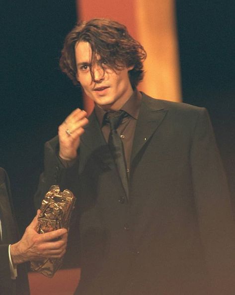 Cesar Awards, 1999 ♡ • • • #johnnydepp #depphead #johnnydeppforever Johnny Depp Haircut, Johnny And Winona, Johnny Depp Hairstyle, 90s Johnny Depp, جوني ديب, Johnny Depp Style, Kaptan Jack Sparrow, Young Johnny Depp, Johnny D