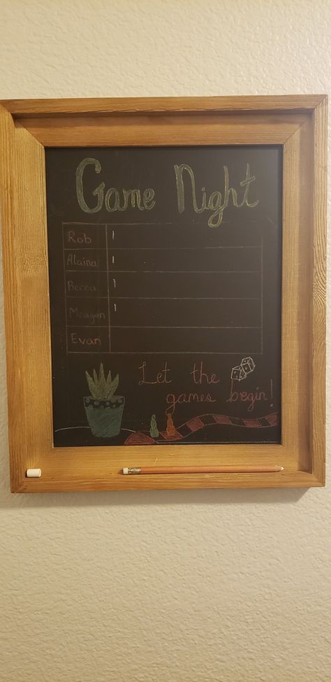 Create a fun game night chalkboard score board to keep track of all your wins. Room Ideas Night, Family Game Night Food, Game Room Ideas, Board Night, Board Game Room, Game Night Gift, Game Night Parties, Chalkboard Table, Drinking Games For Parties