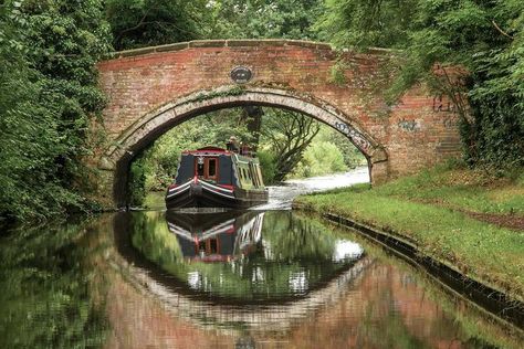 Canal Boat Itineraries on England’s Prettiest Waterways | SUITCASE Magazine Canal Boats England, Avengers Forever, Boat Living, Narrow Boats, Narrow Boat, Canal Boats, Oxfordshire England, England Photography, Boat Life