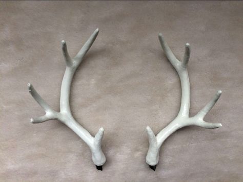 Deer Antlers Diy, Ski Lodge Party, Diy Antlers, Antlers Decor, Elf Cosplay, Deer Horn, White Deer, Ghost Pictures, Reindeer Antlers