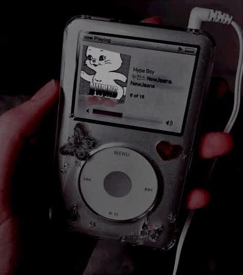 2000s Ipod Aesthetic, Tdi Oc, Cool Electronic Gadgets, Ig Music, 2000 Music, 2000s Core, Late 2000s Aesthetic, Late Night Vibes, Apple Gadgets