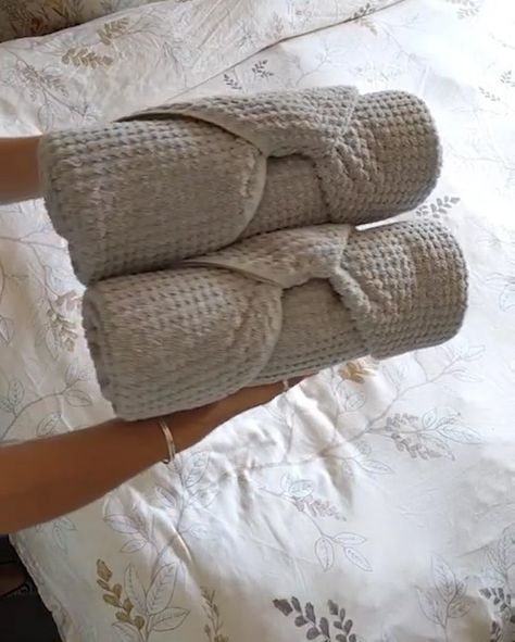 Folding Towels Fancy, How To Fold Hand Towels, Folding Bath Towels, Towel Folding Ideas, Fold Hand Towels, Metdaan Diy, Roll Towels, Fancy Towels, Folding Fitted Sheets