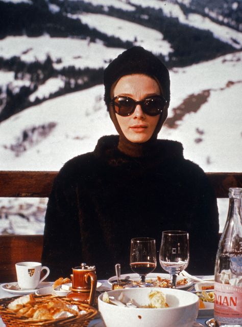 Audrey Hepburn Charade, Slim Aaron, Mode Au Ski, Fashion Design Inspiration, Ski Aesthetic, Chalet Chic, Ski Vintage, Winter Schnee, Retro Ski