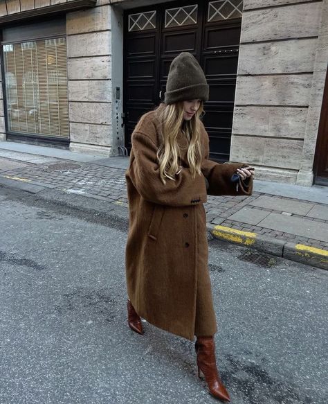 Winter Mode Outfits, Walking Down The Street, Brown Coat, Mode Inspo, Inspiration Mode, Looks Style, Winter Fashion Outfits, Winter Looks, Looks Vintage