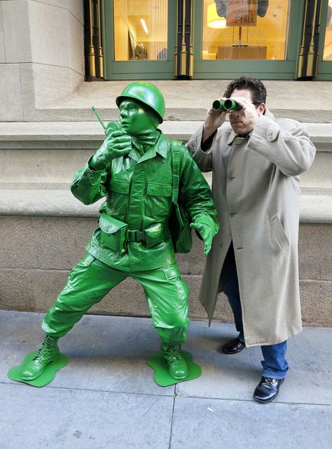 Plastic Army Man costume via laughingsquid Army Men Costume, Costumes Scary, Plastic Army Men, Green Army Men, Army Man, Best Couples Costumes, Clever Halloween, Man Cosplay, Costumes Couples