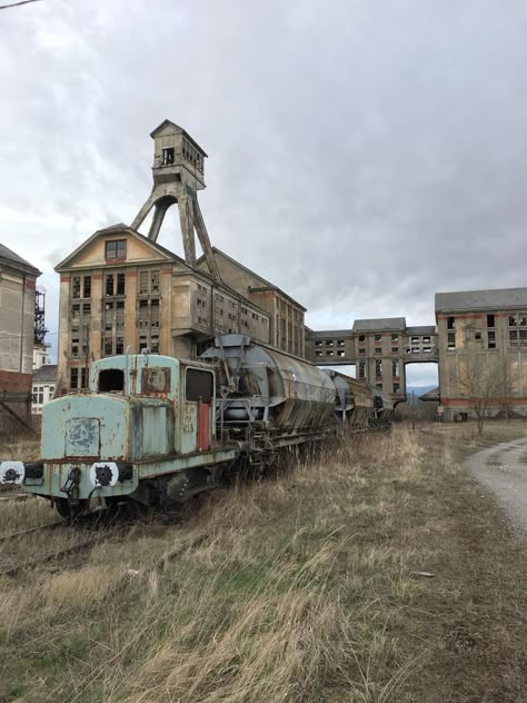 Abandoned Industrial, Abandoned Mine, Abandoned Train Station, Environment Photography, Desert Places, Old Abandoned Buildings, Abandoned Town, Apocalypse Aesthetic, Abandoned Train