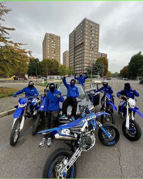 Dirt Bike Aesthetic, Cross Moto, Streetwear Outfit Men, Yamaha Dirt Bikes, Tmax Yamaha, Motocross Love, Cool Dirt Bikes, Stunt Bike, Biker Photoshoot