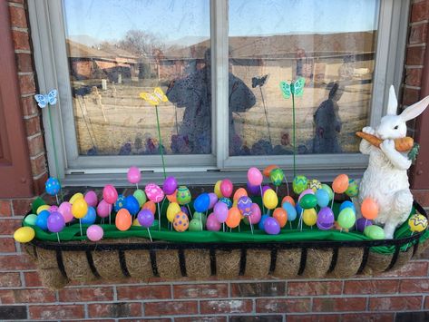 Easter Window Boxes Ideas, Easter Yard Decorations Diy, Easter Window Boxes, Easter Window Art, Easter Porch Decor Outdoor, Minimalist Easter Decor, Boho Easter Decor, Easter Decor Modern, Elegant Easter Decor