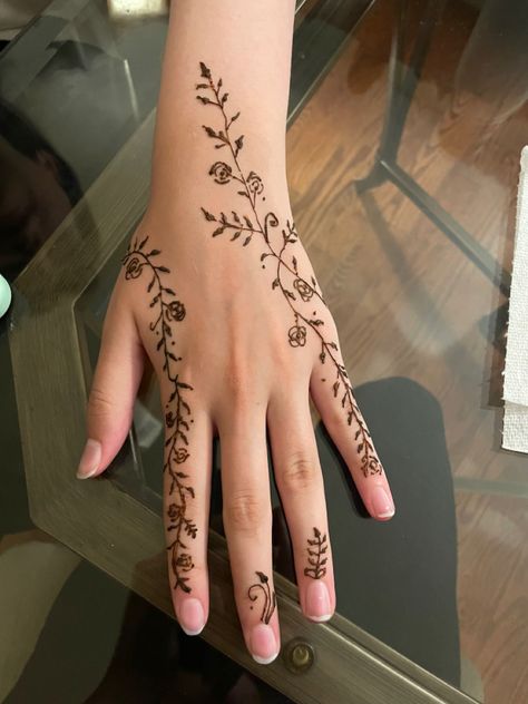 Finger Henna Designs Aesthetic, Henna Small Simple, Subtle Henna Designs, Simple Elegant Henna Designs, Henna Vine Design, Plant Henna Designs, Hanna Ideas Hands, Henna Christian, Henna Inspo Aesthetic