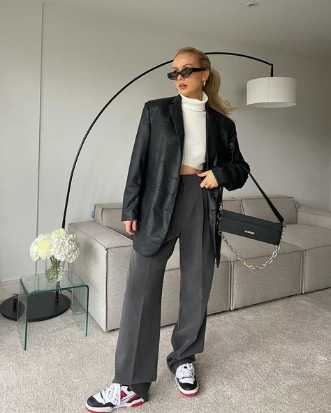 Amy Shaw on Instagram: “10 ways to style soft tailored grey trousers 🖤 mine are @fuchsia.shaw 🏹” Tailored Trousers Outfit, Trousers Outfit, Trouser Outfit, Soft Tailoring, Grey Trousers, Tailored Trousers, Winter Wardrobe, Business Casual, Fashion Inspo Outfits