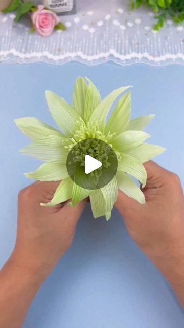 Corn Husk Flowers How To Make, Diy Corn Husk Flowers, Corn Husk Flowers, Husking Corn Easy, Diy Corn Husk Dolls, Corn Husks Dolls, Ecofriendly Crafts, Corn Husk Crafts, Corn Husk