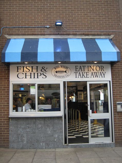 Fish and chip shop. So simplistic but so tasty. Chips Ideas, Fish And Chips Restaurant, Dog Restaurant, Small Restaurant Design, Seafood Shop, Chip Packaging, Fish And Chip Shop, Hot Dog Stand, Pin Search