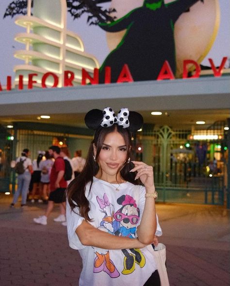 Theme Park Outfits Cold, Cute Comfy Disney Outfits, Disney Mom Outfit Summer, Cozy Disneyland Outfit, Disney Florida Outfits, Aristocats Disneybound, Hongkong Disneyland Outfit, Disneyland Outfits Women, Disney Outfits Aesthetic