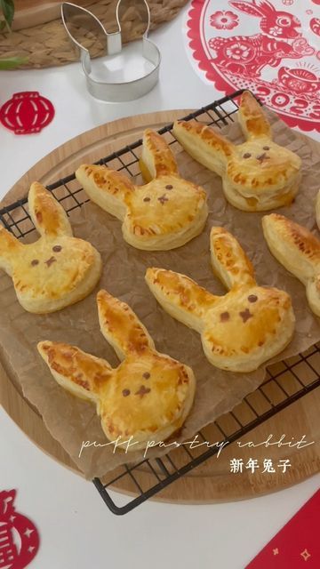 Rabbit Shaped Food, Year Of The Rabbit Cake, Easter Puff Pastry, Rabbit Recipe, Bunny Decorations, Pineapple Jam, Easy Puff, Pastry Design, Easter Vibes