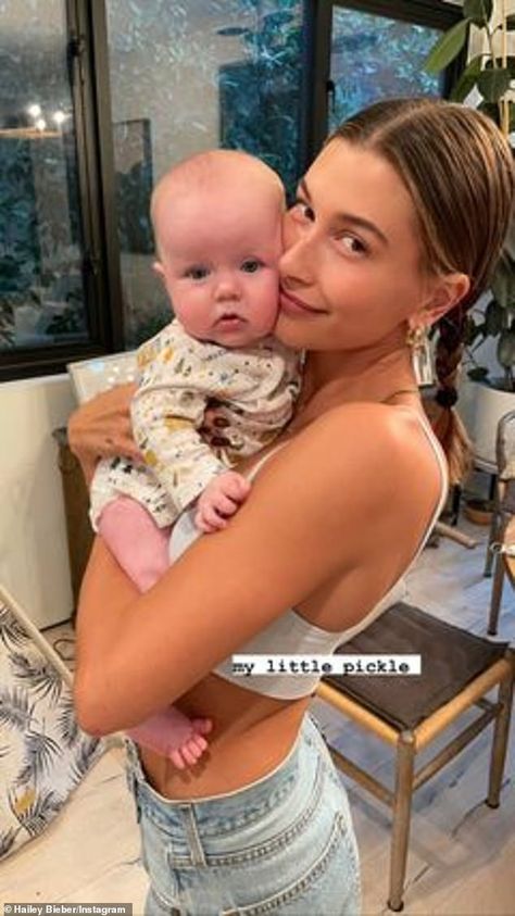 Be top of the crops like Hailey in Joah Brown #DailyMail Bieber Aesthetic, Haley Baldwin, Hailey Queen, Mom Outfits Spring, Hayley Bieber, Hailey Rhode Baldwin, Generation Photo, Justin Hailey, Pics Ideas