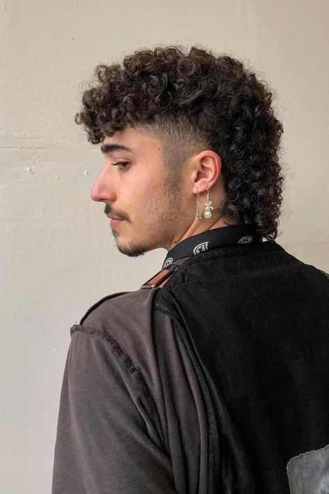 Tapered Mullet Men, Punk Curly Hair, Style Mullet, Corte Mullet, Modern Mullet Haircut, Undercut Curly Hair, Mullet Fade, Short Mullet, Monochrome Makeup Look