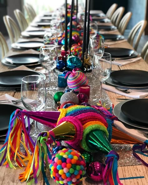 Me encanta el color de las fiestas de Navidad Mexicanas!!!! #tradicionesmexicanas #posadas #piñatas #fiestasnavideñas #navidad #tablescapes… | Instagram Christmas Posada Decorations, Christmas Posada Ideas, Mexican Posada Decorations, Mexican Christmas Table Decor, Posada Party, Posada Navidena, Mexican Posada, Mexican Christmas Party, Fiesta Mexicana Ideas