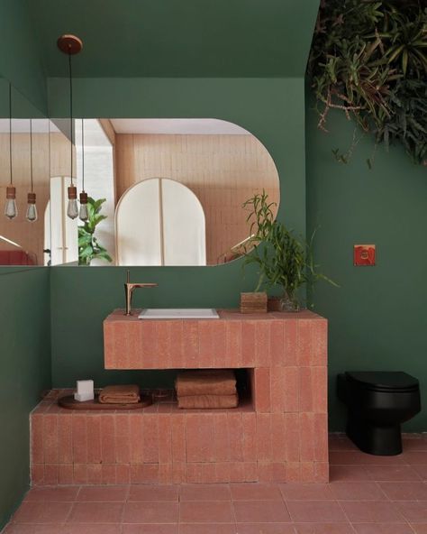 @designgek on Instagram: “A São Paulo apartment designed by @mr.melinaromano // photography @denilsonmachadomca // via @dezeen” Terracotta Bathroom, Apartemen Studio, Small Ensuite, Pink Toilet, Valley House, White Wall Tiles, Timber Roof, Black Toilet, Bathroom Color