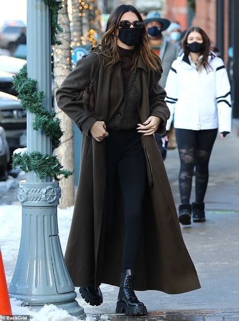 Outfits With Grey Cardigan, Winter Cardigan Outfit, Kendall Jenner Outfits Casual, Olive Clothing, Aspen Colorado, Kendall Jenner Outfits, Kendall And Kylie Jenner, Fashion Aesthetics, Autumn Outfits