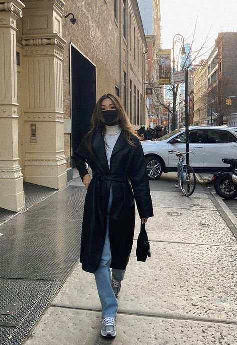 Dark Blue Jeans Outfit, Dark Blue Coat, Fall Fashion Coats, Blue Jean Outfits, Relaxed Outfit, Blue Coat, Blue Coats, Dark Blue Jeans, Korean Outfits