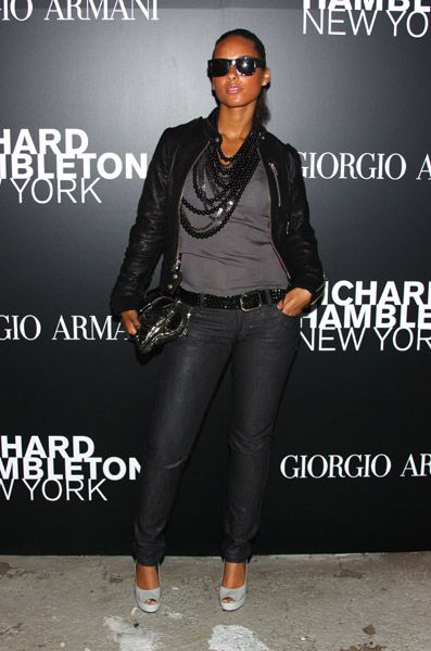 Alicia Keys Alicia Keys Concert Outfit, Alicia Keys Concert, Alicia Keys Style, Rap News, Mary J Blige, Pear Body Shape, Toni Braxton, Urban Fashion Trends, Kelly Rowland