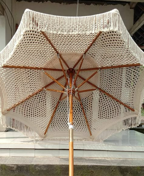 Macrame Umbrella Diy, Macrame Outdoor Decor, Macrame Umbrella, Parasol Diy, Parasol Decor, Diy Umbrella, Beach Parasol, Small Garden Table, Home Boho Decor