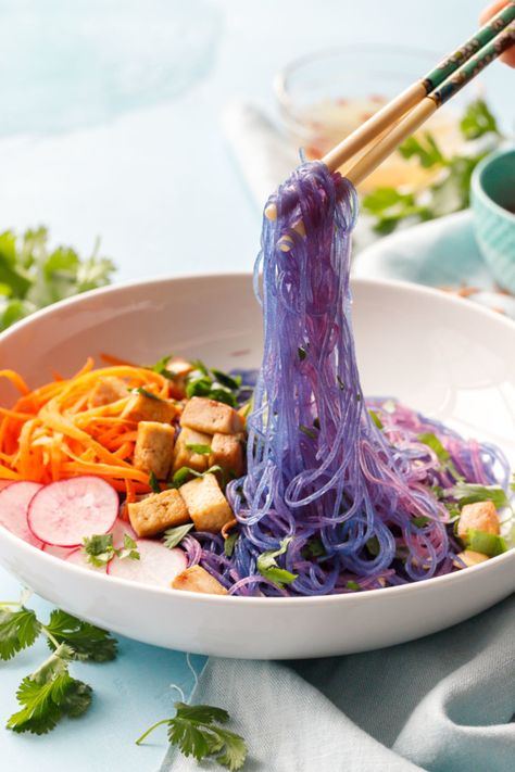 Colorful Food Recipes, Color Changing Food, Colorful Food Ideas, Play With Your Food, Gourmet Noodles, Vegan Korean Noodle Recipes, Periwinkle Purple Aesthetic, Vegan Rice Noodle Bowl, Vegan Rainbow Peanut Noodles