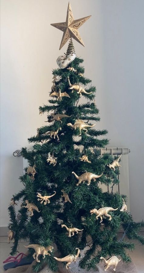 Dino Christmas, Dinosaur Christmas Tree, Themed Christmas Tree, Christmas Friends, Ross Geller, Dinosaur Christmas, Christmas Tree Themes, Winter Aesthetic, Christmas Stuff