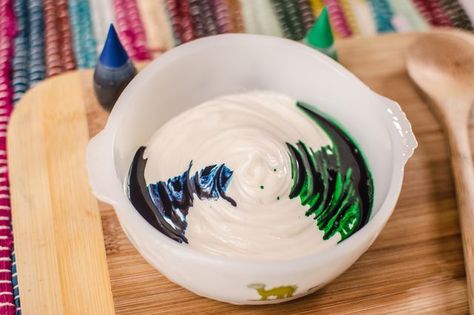 No matter the occasion, whether for St. Patrick’s Day or an Incredible Hulk-themed birthday party, dark green icing makes the difference between keeping wi Dark Green Frosting, Mixing Food Coloring, Recipe For Icing, Green Frosting, Green Icing, Hulk Birthday Parties, Blue Icing, Frosting Colors, Coloured Icing