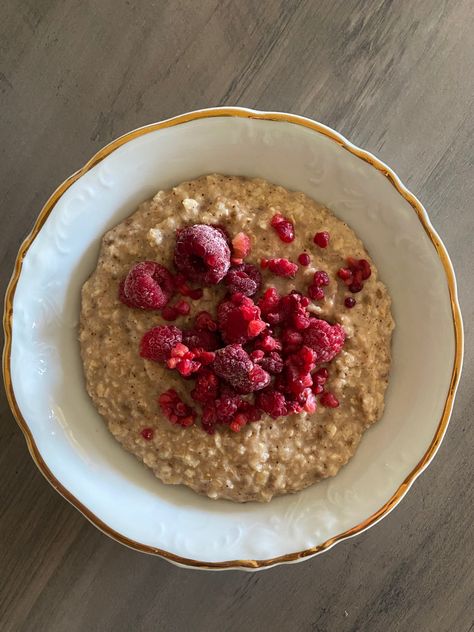 Aesthetic Oatmeal, Raspberry Oats, Oatmeal Aesthetic, 2025 Recipes, Oatmeal Healthy, Cranberry Oatmeal, Raspberry Oatmeal, Vegan Peach, Oatmeal Porridge