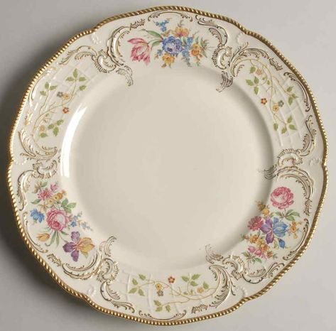 Vintage Dinner Plates Wedding, Vintage Porcelain Plates, Decorative Ceramic Plates, Victorian Plates, Old Ceramics, Aesthetic Plates, Plates Aesthetic, Fancy Plates, Plate Aesthetic