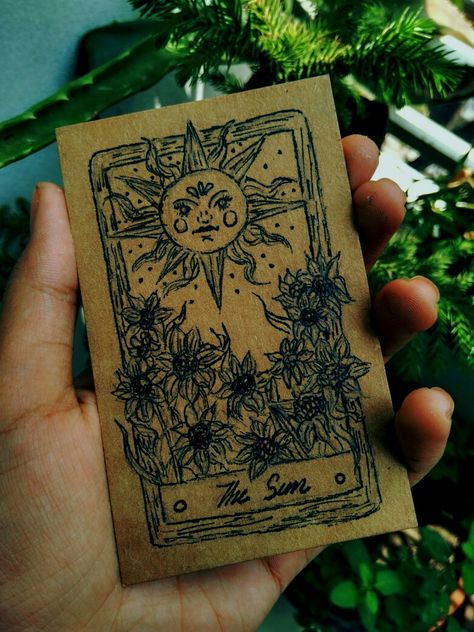 Diy Tarot Cards Ideas, Handmade Tarot Cards, Sun Tarot Card Drawing, Tarot Cards Diy, Tarot Watercolor, Easy Tarot Card Drawing, Homemade Tarot Cards, Tarot Cards Drawing, Art Festival Booth