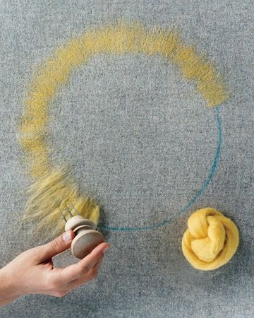 Needle felting a soft circle Tovad Ull, Felting Tutorial, Needle Felting Tutorials, Felting Wool, Wool Felting, Elbow Patch, Felting Ideas, Wool Projects, Needle Felting Projects