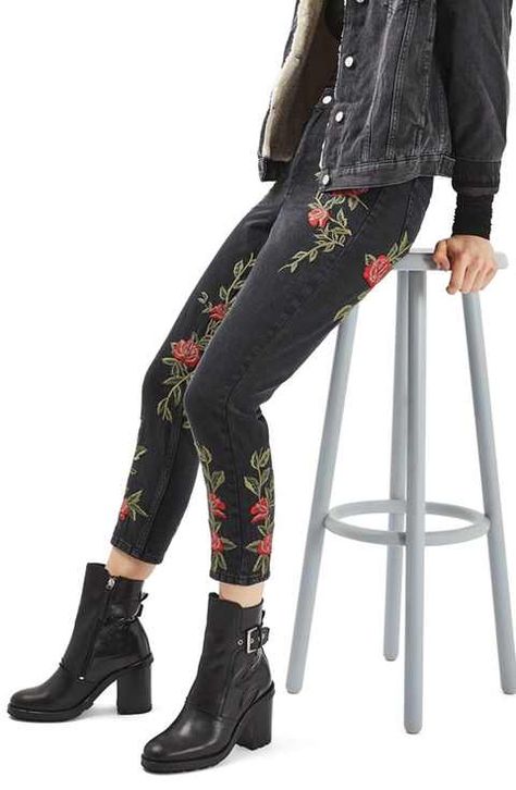 Moto Rose, Rose Embroidered Jeans, Embroidered Mom Jeans, Embroidery Jeans Diy, Rose Embroidery, Jeans Diy, Embroidered Denim, Embroidered Jeans, Girly Outfits