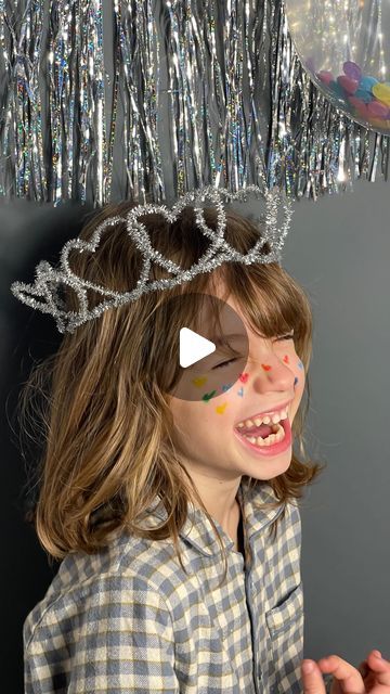 Linda on Instagram: "Diy sparkly Valentine’s crown 👑 💙 In honor of Valentine’s Day I whipped up this simple sparkly party crown for Leone. Making a pipe cleaner crown is a quick and affordable craft. It’s perfect to make for a birthday, a carnival party or as an addiction to your dress up supplies. All you need for this kids craft is 5-10 minutes and some pipe cleaners in the color of you choice . Happy Valentine’s Day! Hope you enjoy! #kidspartyideas #diykidsbirthday #pipecleaners #pipecleanerart #ministylemag #diycrown #partyideasforkids #diyideas #wearethehomemakers #carnivalinspiration#recyclemeplay #kidscrafts #bastelnmitkindern #criança #ministylekids #sustainablecrafts #homeschooldailyapple #montessoriinspired" Paper Heart Crown Tutorial, Diy Headbands For Kids, Birthday Crown Diy, Diy Birthday Crown For Girl, Homemade Crown, Piper Cleaner Crown, Pipe Cleaner Crown, Diy Felt Birthday Crown, Diy Felt Crown Birthday