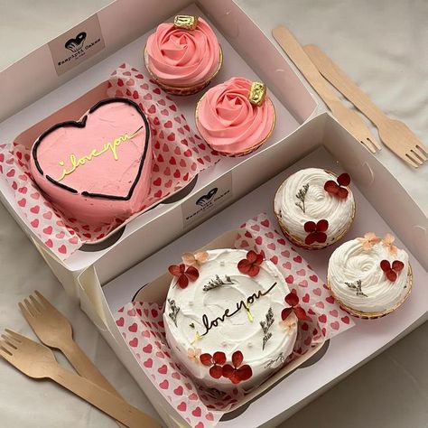 Valentine Bakery Boxes, Valentine Cake Box Ideas, Valentines Bakery Box Ideas, Valentines Day Bakery Ideas, Valentine’s Day Dessert Box Ideas, Valentines Dessert Box Ideas, Valentines Cake Ideas Creative, Valentine’s Day Baked Goods, Valentines Day Dessert Box Ideas