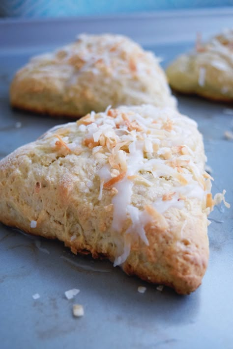 Coconut Scones Recipe, Coconut Scones, Recipes With Coconut Cream, Baking Scones, Scones Recipe Easy, Homemade Scones, Cream Scones, Scones Recipe, Fake Grass