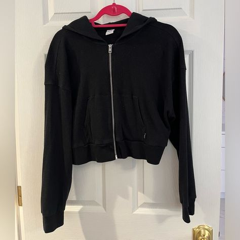 Aritzia TNA Waffle Knit Boxy Cropped Black Hoodie Cropped Black Hoodie, Aritzia Tna, Aritzia Tops, Waffle Knit, Black Hoodie, Waffles, Size 2, Knitting, Fashion Tips