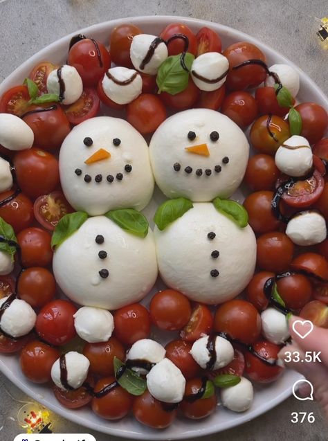 Burrata Snowman, Christmas Spectacular, Holiday Dishes, Decorações Com Comidas, Christmas Apps, Chocolate Roses, Christmas Brunch, Beautiful Desserts, Xmas Food