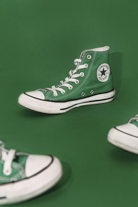 The essential you need all year around - Converse Chuck! These green ones really add a pop of color to a neutral look. I style them with my blue or black jeans with simple white tops. What are your favorite colors for Converse Chucks? Converse Shoes Photography, Converse Reference, Converse Photoshoot, Converse Chunky, Converse Photography, Aesthetic Converse, Tenis Converse, Contrast Photography, Converse Chucks