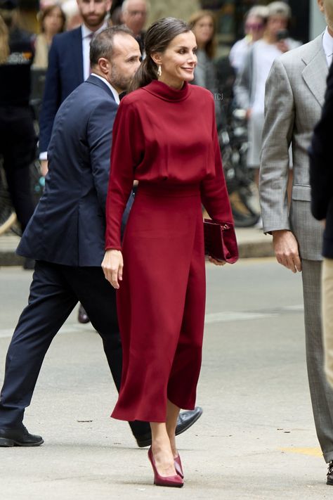 Dark Red Gown, Event Dresses Classy, Queen Leticia, Formal Fits, Working Dresses, Princess Letizia, Burgundy Outfit, Dress Code Wedding, Estilo Real