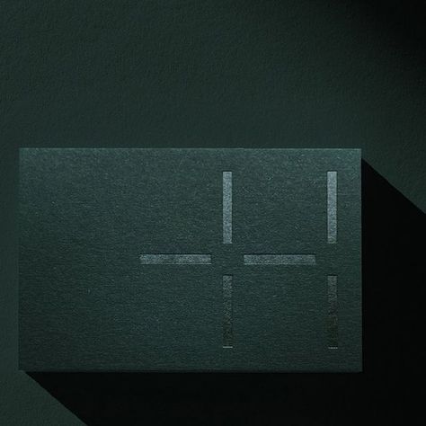 Colorplan on Instagram: "Racing Green with a clarity foil duplexed to Sorbet Yellow with a green pigment foil for @hetondernemershuis' business cards. Design and photography by @davy_dooms, produced by @jotpress. Colorplan papers are available in Belgium from @wibnipapers." Foil Business Card Design, Colorplan Papers, Green Business Card, Colorplan Paper, Business Cards Design, Foil Business Cards, Jewellery Packaging, Photography Business Cards, Green Business