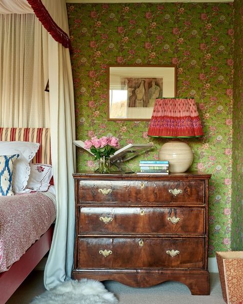 Sarah Vanrenen Ltd on Instagram: “We chose to layer patterns and colours to bring warmth to this bedroom. We love the combination of the vintage sari scalloped lampshade…” Chartreuse Bedroom Decorating Ideas, Apple Green Paint Colors, Apple Green Bedroom, Colorful Vintage Bedroom, Vintage Master Bedrooms Decor, Green Vintage Bedroom, English Cottage Style Decor, Apple Green Paint, Vintage Pink Bedroom