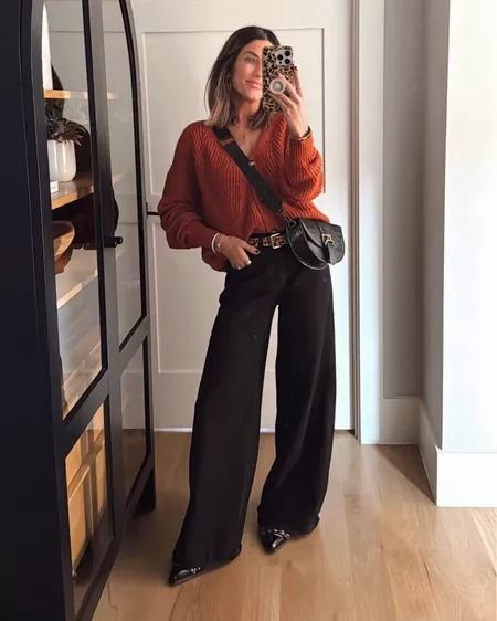 Outfit Inspo Black Cargo Pants, Wide Leg Pull On Pants Outfit, Wide Leg Black Cargo Pants Outfit, Wide Leg Trousers Outfit Fall, Wide Leg Pants Fall Outfit, Black Cargo Pants Outfit Fall, Cargo Wide Leg Pants Outfit, Fall Wide Leg Pants Outfit, Wide Leg Winter Outfit