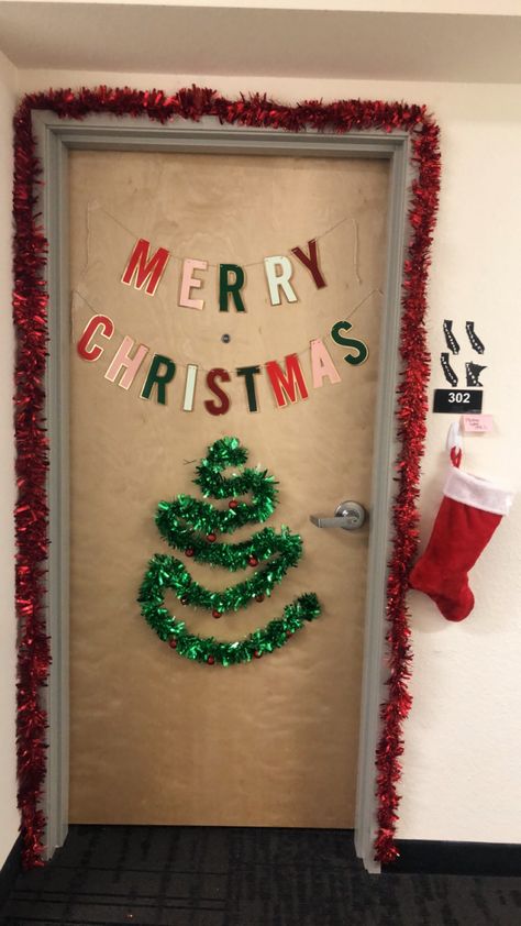 Christmas College Dorm Decorations, Holiday Dorm Decor, Outside Dorm Door Decor, Winter Dorm Decor, Winter Dorm Door Decorations, Christmas Dorm Door Ideas, College Dorm Door Decorations Christmas, Christmas Dorm Ideas, College Dorm Room Christmas Decorations