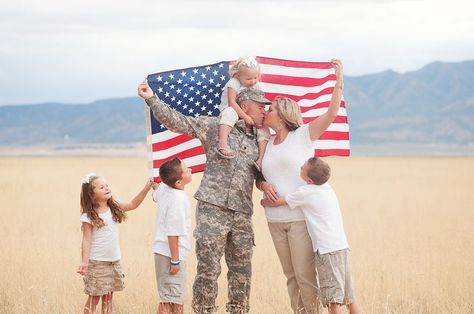 The Pictures I Never Took -- Heartbreaking, but absolutely worth the read. Military Family Pictures, Military Family Photography, Military Family Photos, Army Wife Life, Military Photography, Army Family, Military Pictures, Army Life, Military Love