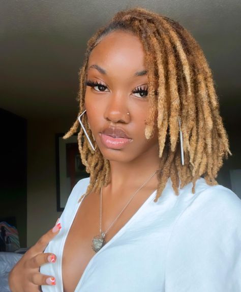 Queen Tee ✨ (@goldieloct_) • Instagram photos and videos Natural Hair Mohawk, Dreads Styles For Women, Blonde Dreads, Dreadlock Hairstyles For Men, Queen Tee, Hair Tint, Beautiful Dreadlocks, Short Locs Hairstyles, Dreadlock Style